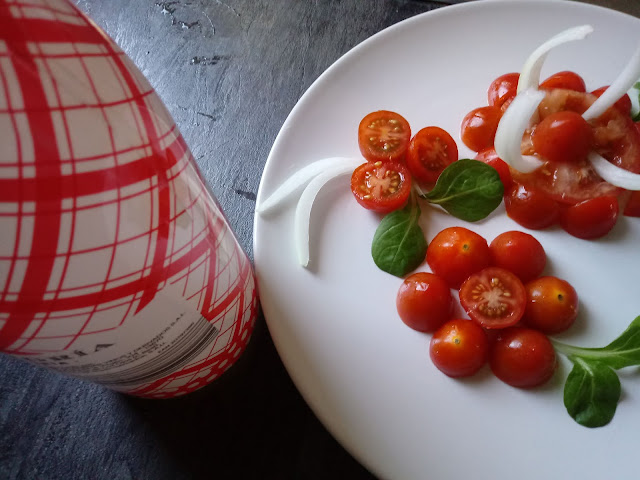 Plato con flores de tomate, canónigos y cebolla