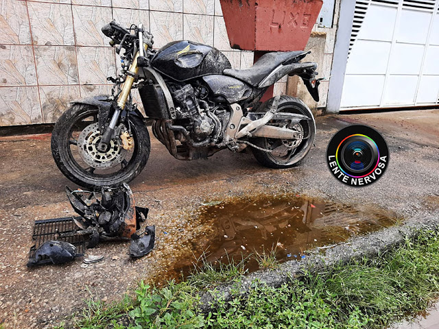 Motoqueiro morre ao perder controle da direção e destruir lixeira na zona leste 2 Motoqueiro morre ao perder controle da direção e destruir lixeira na zona leste