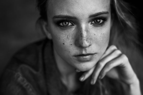 As belas modelos com sardas na fotografia de Agata Serge Agata Serge 500px arte fotografia fashion mulheres modelos sardas beleza preto e branco