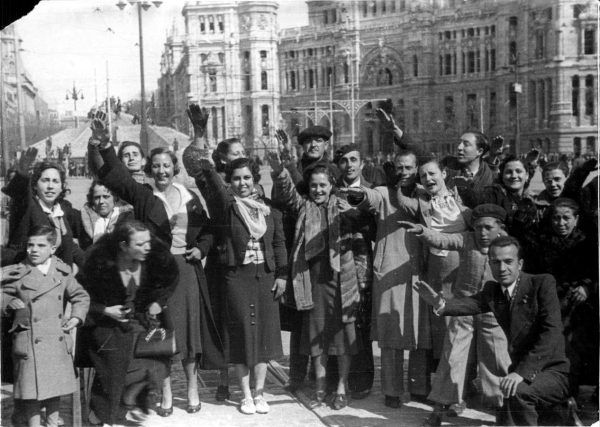 El saludo fascista, por decreto El saludo fascista, por decreto