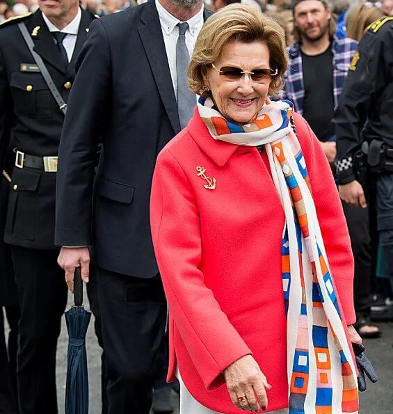 King Harald and Queen Sonja visited Jondal, Odda, Granvin, Ulvik and Askøy municipalities in Hordaland,with the Royal ship