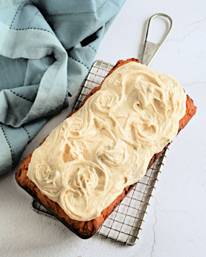 Recipe for a honey cake with cinnamon, ginger and nutmeg. Topped with a sweet tahini cream cheese frosting.
