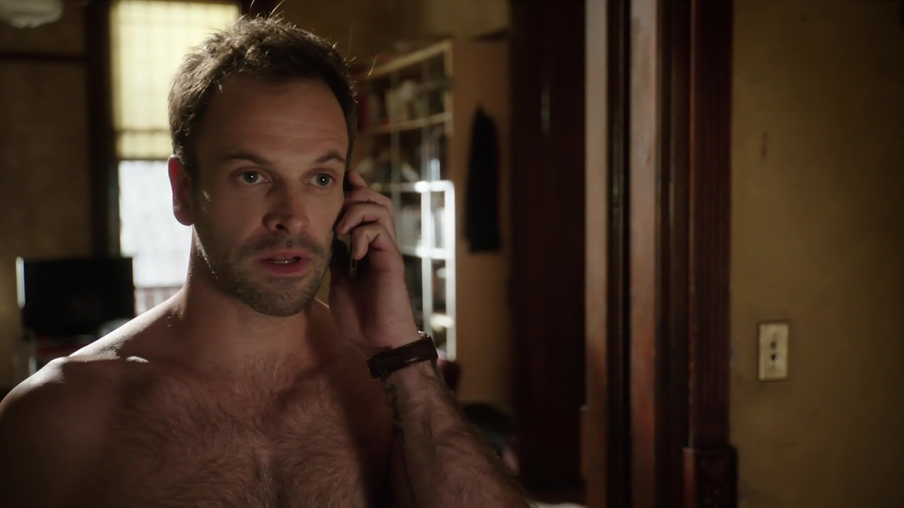 Jonny Lee Miller shirtless in Elementary 1-03 "Child Predator" .