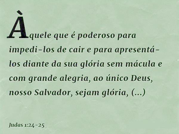 1. Judas, servo de Jesus Cristo, irmão de Tiago, aos eleitos amados em Deus Pai e conservados por Jesus Cristo:  2. a misericórdia, a paz e o amor vos sejam dados copiosamente.  3. Caríssimos, desejando vivamente escrever-vos acerca de nossa comum salvação, senti a necessidade de fazê-lo exortando a combaterdes pela fé, que uma vez para sempre foi dada aos santos.  4. Porque dissimuladamente se introduziram alguns homens, já desde tempos antigos, destinados a esta condenação, ímpios que transformam em libertinagem a graça de nosso Deus e negam nosso único soberano e Senhor, Jesus Cristo.  5. Embora saibais tudo, quero, não obstante, lembrar-vos uma vez por todas que o Senhor, depois de salvar o povo do Egito, fez perecer, a seguir, os incrédulos.  6. Os anjos que não guardaram sua dignidade e abandonaram seu domicílio, ele os guardou presos com cadeias eternas nas trevas para o julgamento do grande dia.  7. Da mesma forma Sodoma e Gomorra e as cidades vizinhas, que, como elas, cometeram imoralidades, correndo atrás dos vícios contra a natureza, servem como advertência, agora que sofrem a pena de um fogo eterno.  8. Assim também eles num louco desvario mancham o próprio corpo, menosprezam a soberania de Deus e blasfemam dos seres angélicos.  9. O Arcanjo Miguel, quando discutia com o diabo, disputando-lhe o corpo de Moisés, não se atreveu a proferir um juízo de blasfêmia mas disse: Repreenda-te o Senhor.  10. Estes, no entanto, blasfemam de tudo que ignoram. E se corrompem mesmo naquilo que, à maneira de animais irracionais, só conhecem de modo instintivo.  11. Ai deles, porque andaram pelo caminho de Caim e, pelo amor do lucro, caíram no erro de Balaão e pereceram na revolta de Coré!  12. Eles são a vergonha de vossos banquetes. Banqueteiam-se convosco sem vergonha nenhuma, apascentando-se a si mesmos. São nuvens sem água arrastadas pelo vento. São árvores no fim do outono sem fruto algum, duas vezes mortas, sem raízes.  13. São ondas furiosas do mar, que lançam a espuma de suas impurezas. Astros errantes, aos quais está reservada a escuridão das trevas para sempre.  14. É deles que Henoc, o sétimo patriarca desde Adão, profetizou, dizendo: “Eis que vem o Senhor com suas santas miríades,  15. para exercer um juízo contra todos e convencer todos os ímpios de todas as impiedades que praticaram e de todas as palavras duras que os pecadores ímpios falaram contra ele”.  16. São murmuradores, queixosos, que andam segundo suas paixões, cuja boca fala arrogâncias e que adulam as pessoas por interesse.  17. Vós, caríssimos, lembrai-vos do que foi predito pelos apóstolos de Nosso Senhor Jesus Cristo.  18. Eles vos diziam: “No final dos tempos haverá zombadores que andarão segundo seus ímpios desejos”.  19. Estes são os que fomentam as divisões. Vivem à mercê dos instintos, e não têm o Espírito.  20. Vós, porém, caríssimos, edificando-vos pela vossa santíssima fé, orando no Espírito Santo,  21. conservai-vos no amor de Deus, esperando a misericórdia de Nosso Senhor Jesus Cristo para a vida eterna.  22. Para uns exercei vossa misericórdia, pois que ainda vacilam.  23. A outros salvai, arrancando-os do fogo. Dos outros compadecei-vos com temor, execrando até a túnica contaminada por sua carne.  24. Àquele que pode guardar-vos da queda e apresentar-vos irrepreensíveis e com alegria perante a sua glória,  25. ao único Deus, Salvador nosso, por Jesus Cristo Nosso Senhor, seja a glória, a magnificência, o império e o poder, desde antes de todo tempo e agora e por todos os séculos Amém.