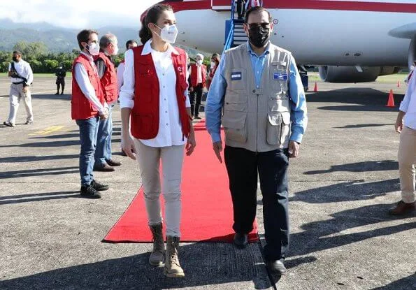 Queen Letizia wore a new white shirt and waist skinny fit buttoned trousers from Massimo Dutti. Letizia wore a new boots from Panama Jack