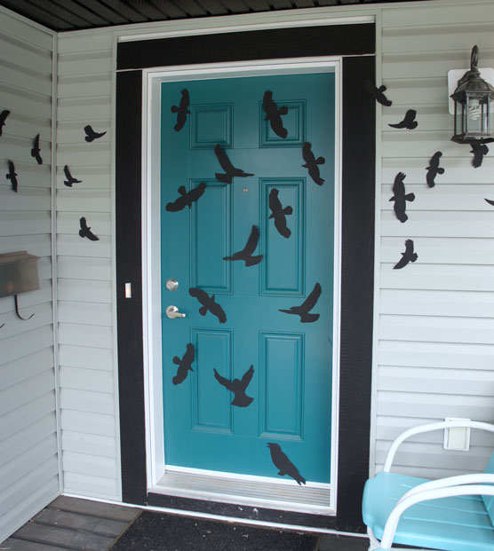 Halloween DIY crow front door decoration Halloween best 2018 front door decoration. DIY front door decoration. DIY crow door décor for Halloween. Fun theme for front door decoration for Halloween 2018. Best spooky door decoration for Halloween. Spoky crow door decoration ideas. 2018.