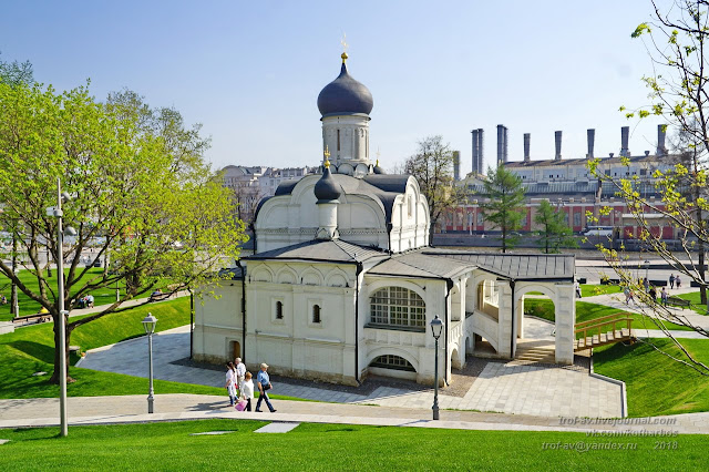 Церковь Зачатия Анны (XVI-XVII вв), Зарядье надгробия, монастыре, барабана, Зачатия, храма, надгробие, портал, придел, кирпича, Екатерины, фундаменте, апсиды, резной, церкви, Церковь, придела, видны, постройки, северный, орнаментальный