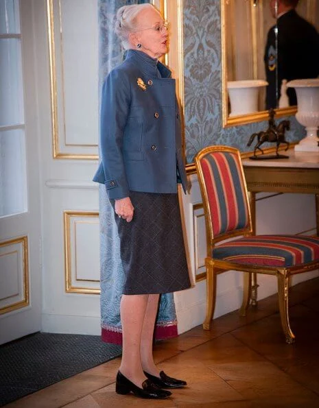 The Queen presented H.M. Queen's Honorary Dagger (H.M. Dronningens Aeresdolk) to a newly graduated  lieutenant