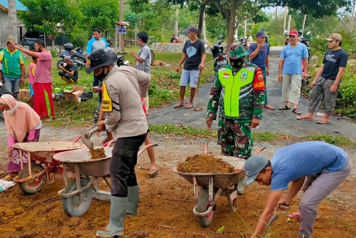 Babinsa Kelurahan Ranai Kota Ikut Gotong Royong Membangun Surau di Batu Ampar Babinsa Kelurahan Ranai Kota Ikut Gotong Royong Membangun Surau di Batu Ampar