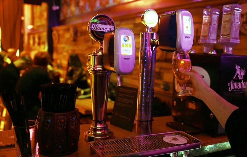 rizo esfera Ficticio Últimas Tendencias: El dispensador inteligente de cerveza con pantalla  táctil de Pubinno mejora la eficiencia y el servicio