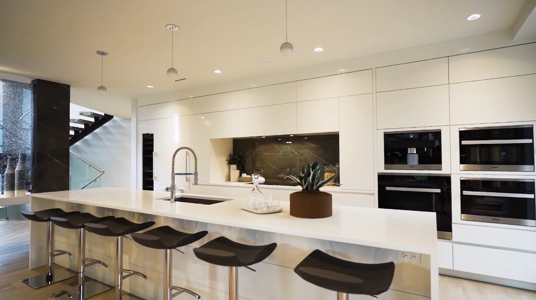 39 Interior Design Photos vs. 2710 Crescentview Dr, North Vancouver Luxury Home Tour