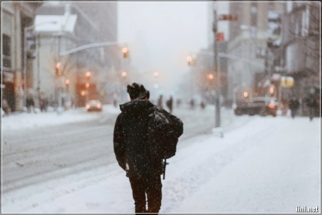 ảnh chàng trai mang ba lo đi trong sương lạnh mùa đông
