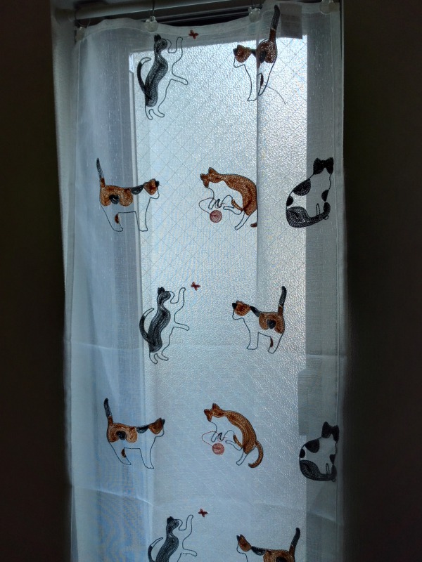 [ダイソー] "猫の刺繍入り シースルーボックスカーテン"がかわいい | プゥ二郎さんの日記