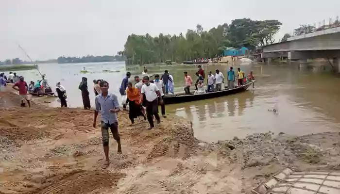 Extortion of lakhs of rupees in the name of road crossing in Melandha মেলান্দহে রাস্তা পারের নামে লক্ষাধিক টাকা চাঁদাবাজি