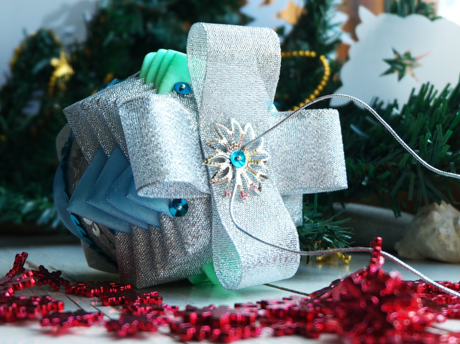 лента на елку. бант из ленты на елку. что можно сделать из новогодней ленты. что можно сделать из новогодней ленты. сбор ленточек новогодние.