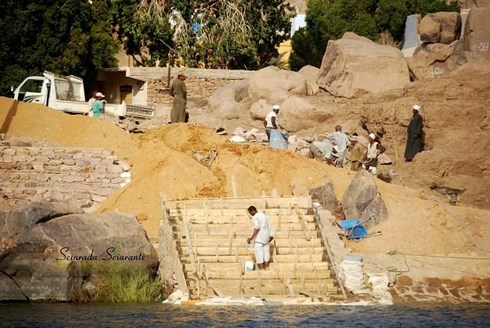 Operai al lavoro lungo le rive del Nilo