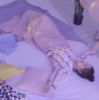 데뷔 첫 눕방을 대하는 흔한 신인의 자세 | 인스티즈