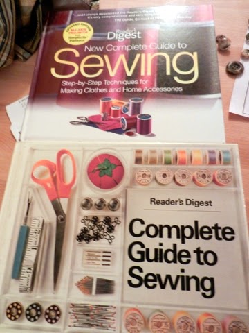 A Complete Guide to Machine Knitting: From the Thread to the Finished  Garment (Paperback)