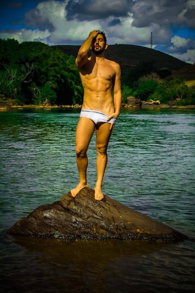 Gabriel Rodrigues posa para ensaio sensual às margens de um rio.
Foto: Muel Tsunamy 