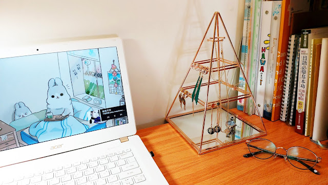 書桌-金字塔飾品架