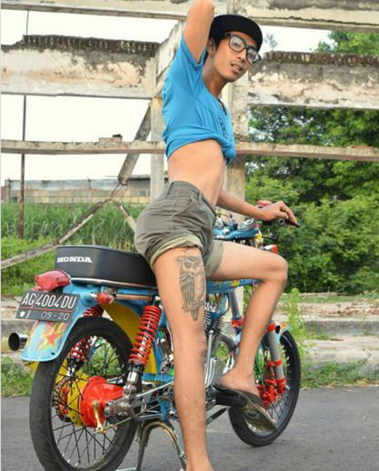  Foto Lucu Cowok Jadi Model Berpose Mau Buka Baju di Depan 