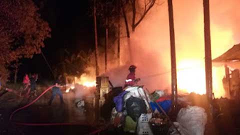 Tiga Unit Rumah Kayu Kebakaran di Parik Muko Aia