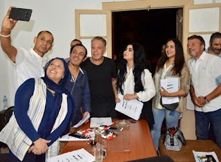 \"ع الداون لود\" مسرحية تعالج أزمة الأخلاق في الحارة الشعبية