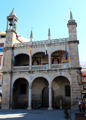 Palacio Municipal de Plasencia con el Abuelo mayorga en el campanario