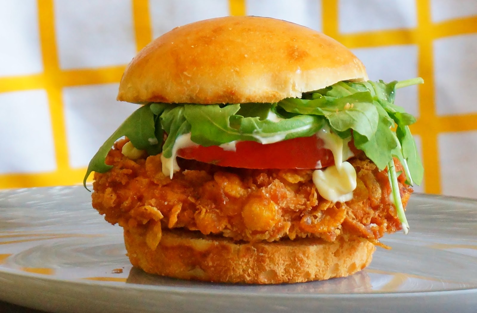 Crispy chicken Zinger burger Pasteles de colores