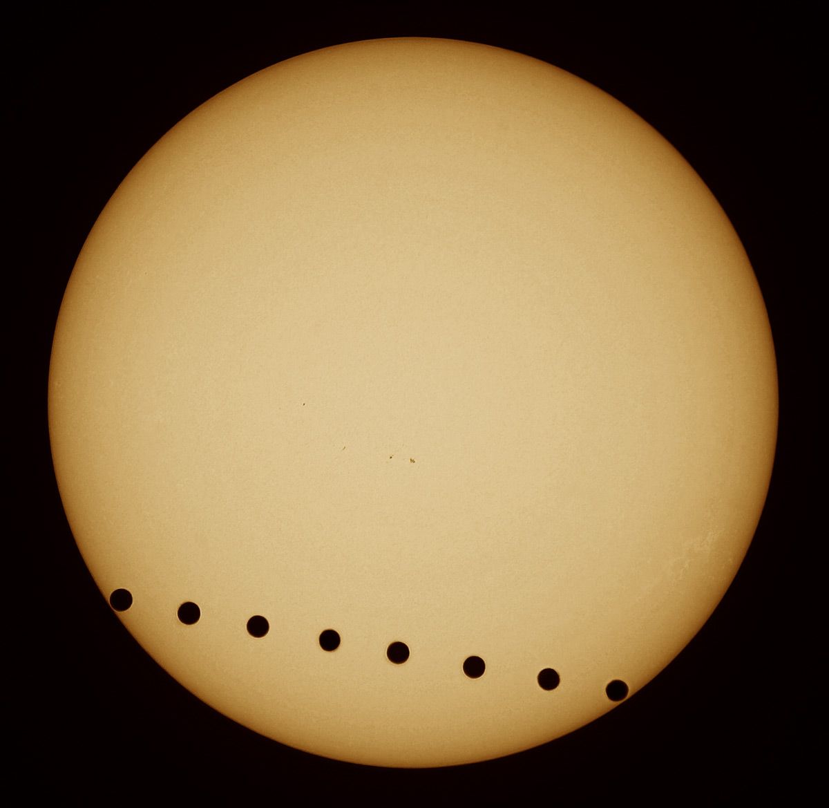 транзит венеры по диску солнца. транзит венеры по диску солнца. прохождение по диску солнца. венера на фоне солнца. транзит меркурия по диску солнца.