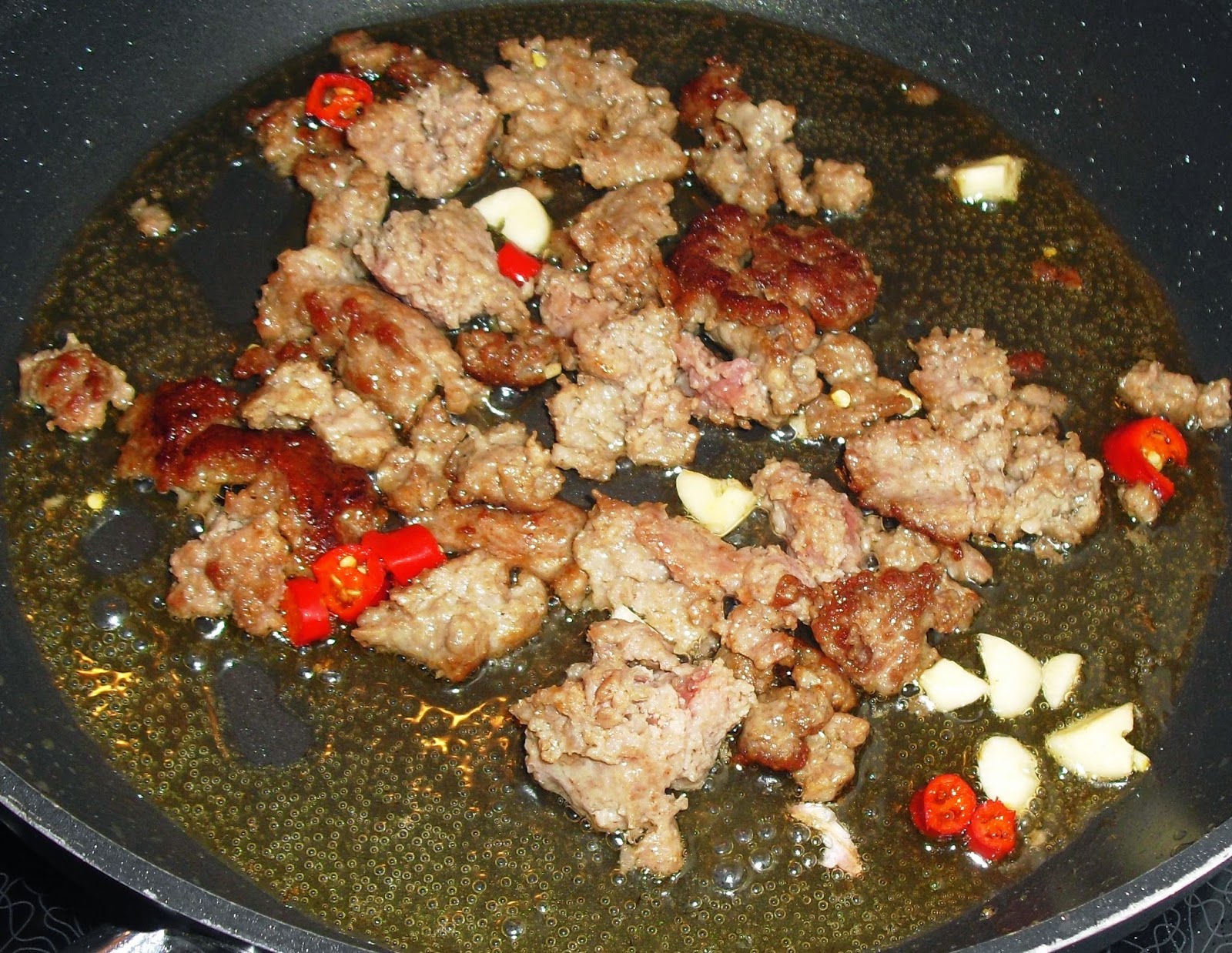 Futtern wie bei Muttern: Scharfe Hackfleisch-Champignon-Pfanne auf Pasta Futtern wie bei Muttern: Scharfe Hackfleisch-Champignon-Pfanne auf Pasta