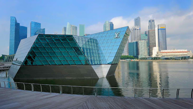 Louis Vuitton Store At Marina Bay Sands Stock Photo - Download Image Now -  Architecture, Asia, Bay of Water - iStock