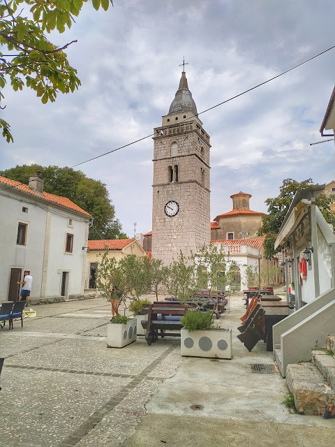 okolice centrum Omišalj, uliczki w Chorwacji, widoki