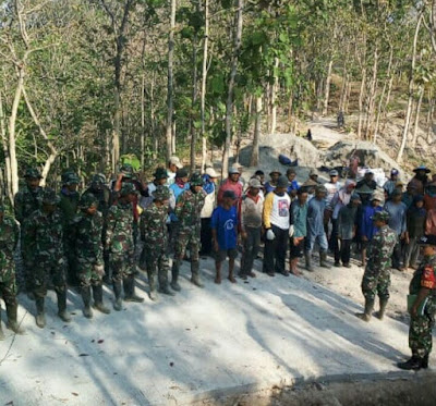 APEL PAGI SATGAS DAN WARGA SEBELUM KE LOKASI TMMD APEL PAGI SATGAS DAN WARGA SEBELUM KE LOKASI TMMD