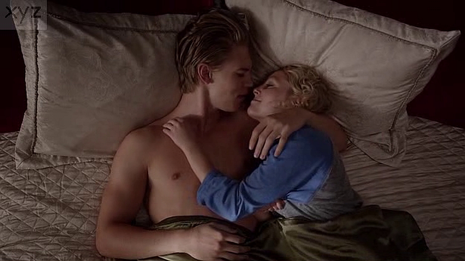 Austin Butler - Shirtless in "The Carrie Diaries" .