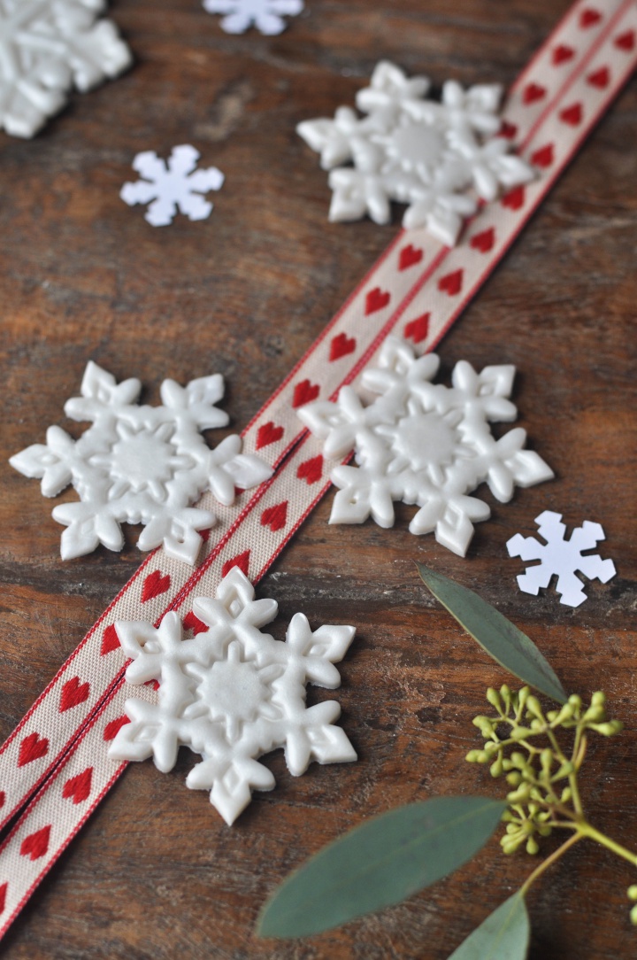 easy-peasy DIY Christmas Ornamentsmade of Fimo clay