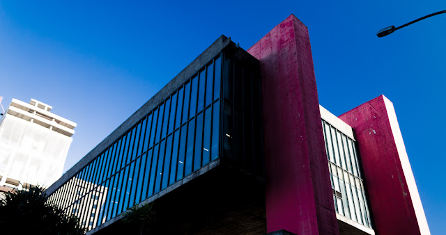 A imagem mostra a frente do Museu de Arte de São Paulo.