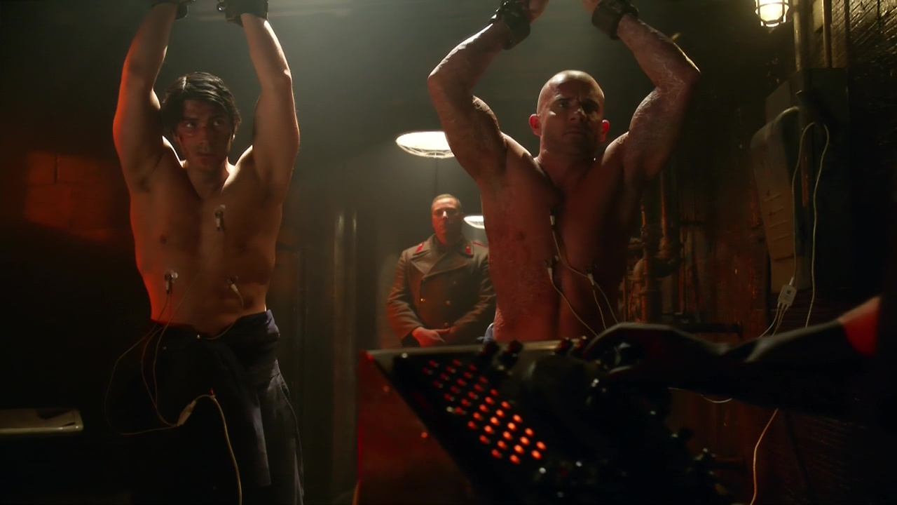 Brandon Routh and Dominic Purcell shirtless in Legends Of Tomorrow 1-05 &qu...