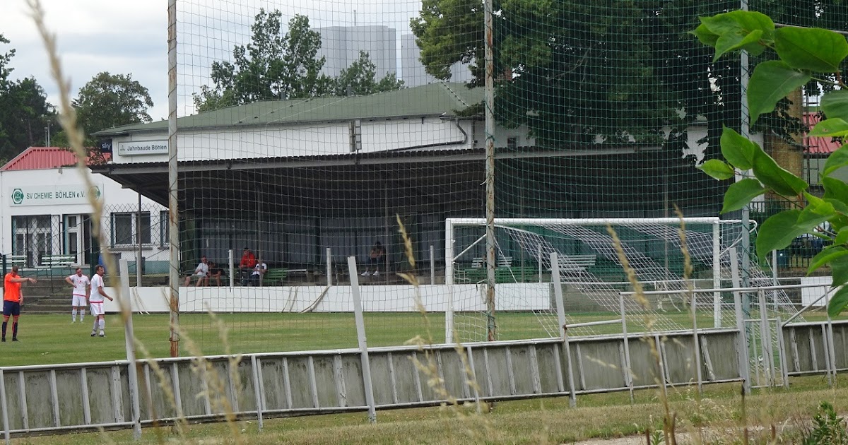 mal hier, mal dort: Der Ball rollt wieder.