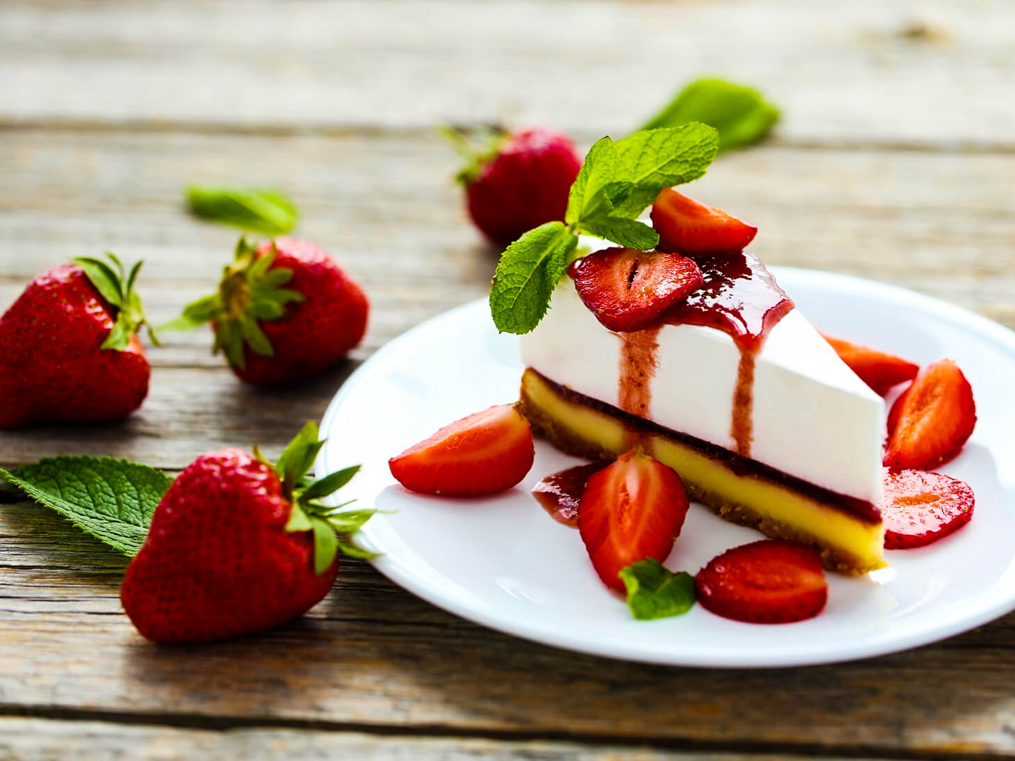 Cheesecake de Morango Uma fatia de Cheesecake de Morango em cima de um prato branco