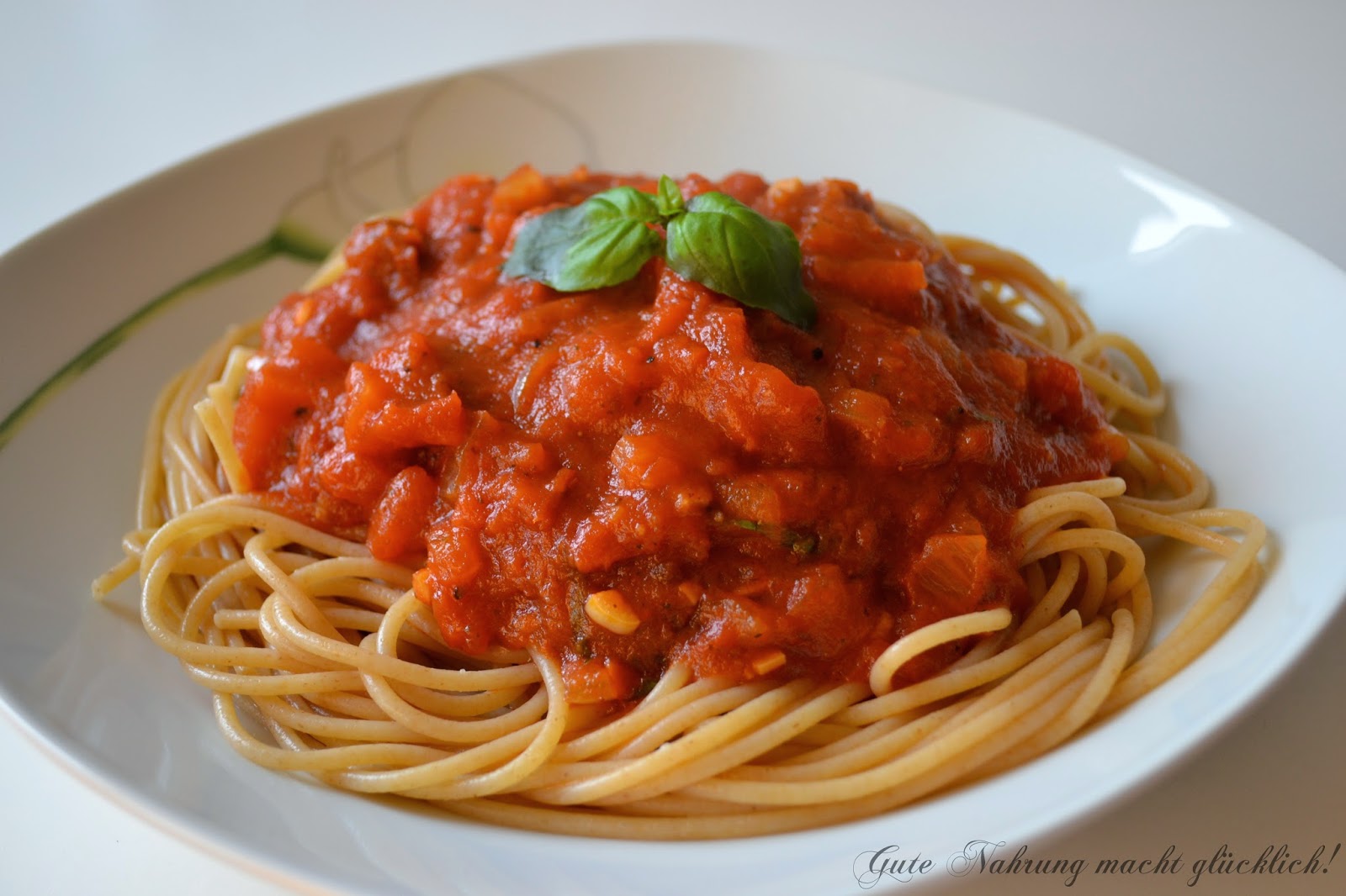 Gute Nahrung macht glücklich : Spaghetti mit Tomatensauce