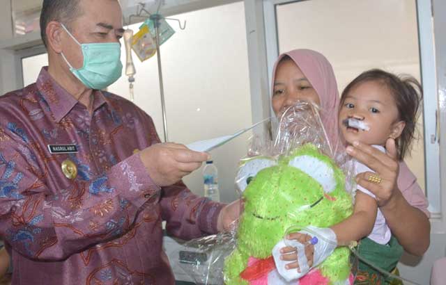 Ketika Para Pejabat Sumatera Barat Menyemangati Peserta Operasi Bibir Sumbing