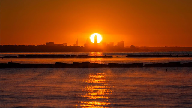 Wallpaper silhouette of the city during sunset