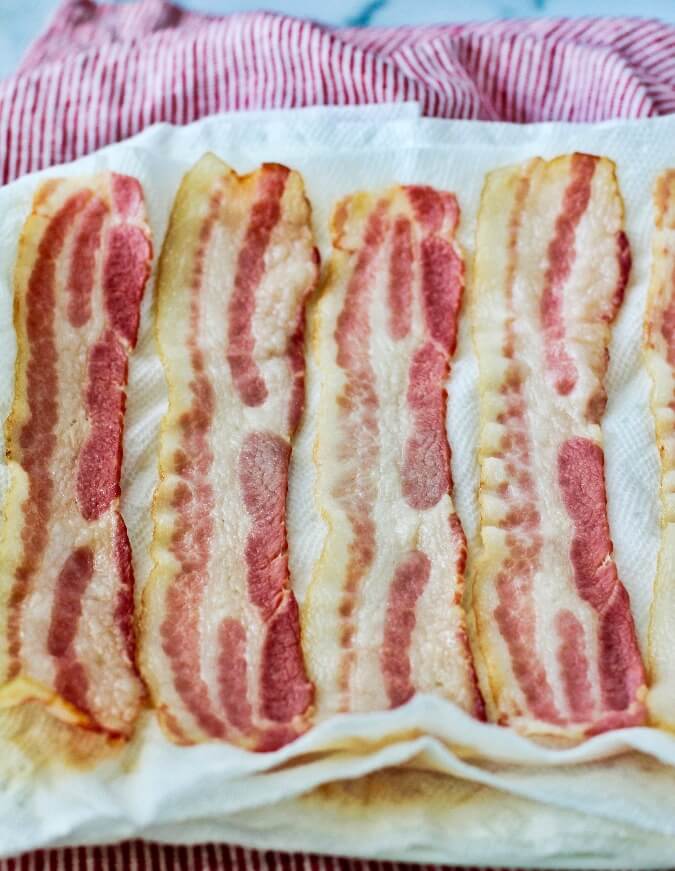 Microwaved bacon on layers of paper towels