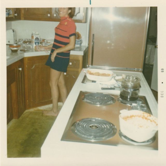 35 Candid Snapshots Of Women In The Kitchen In The 1960s And 1970s Vintage Everyday