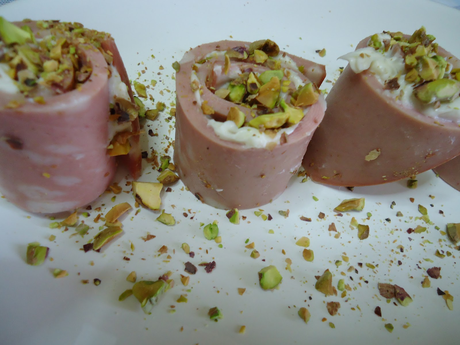 Cucinanostress ROTOLINI DI MORTADELLA CON STRACCHINO E PISTACCHI