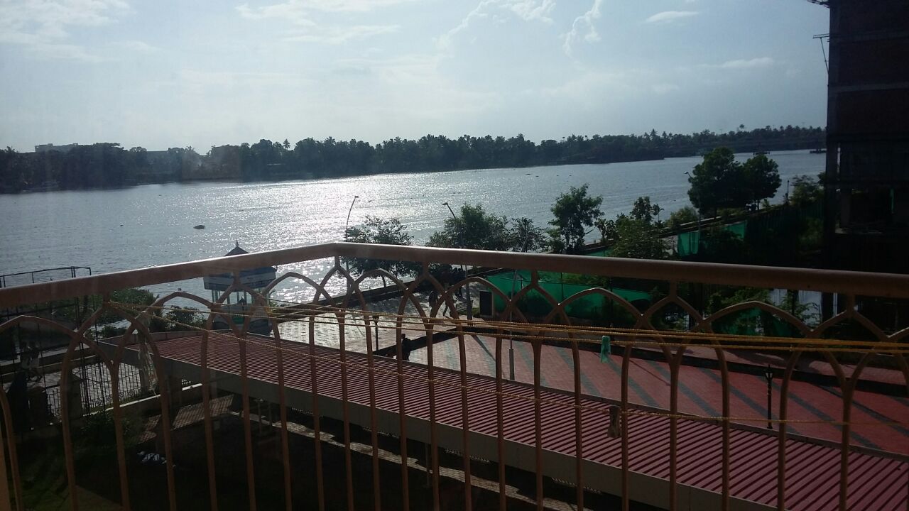 3 bedroom fully furnished apartment / flat for sale in Abad Marine Plaza marine drive Kochi