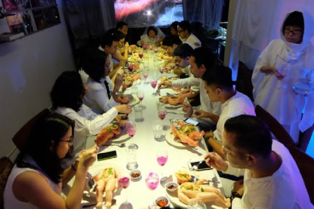 Acara `Makan Mayit` di Jakarta Menjadi Viral, Ibu-ibu Langsung Mengecamnya. Ini Sebabnya Acara `Makan Mayit` di Jakarta Menjadi Viral, Ibu-ibu Langsung Mengecamnya. Ini Sebabnya