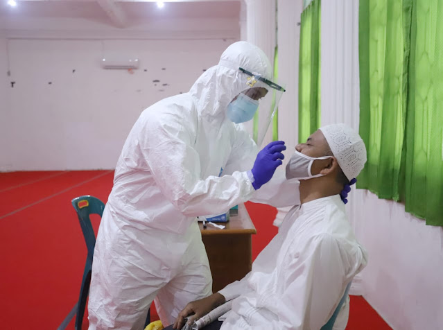 Jamaah Masjid Jamik Darussalam di Uji Swab Covid-19 Jamaah Masjid Jamik Darussalam di Uji Swab Covid-19