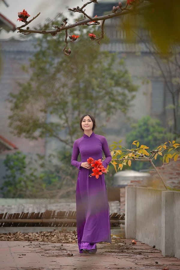 [Image: Thieu-nu-no-nuc-chup-hinh-ben-hoa-gao-10.jpg]